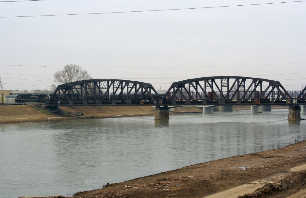 NS SB freight crossing the bridge